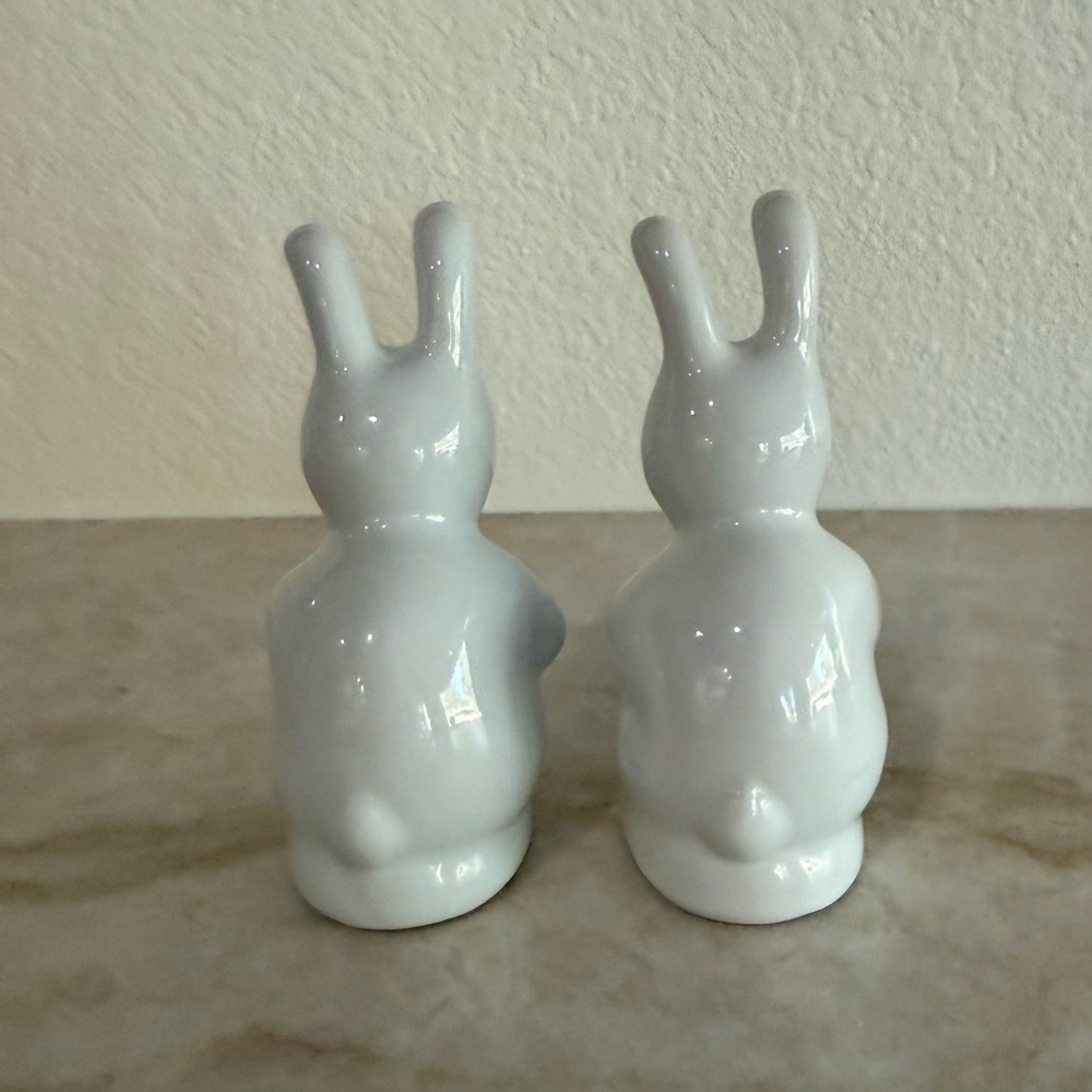 🐰🐰 White Ceramic Bunny Rabbit Salt and Pepper Shakers 🐇🐇 - Picture 3 of 8